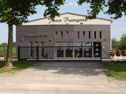 Photo de la façade du funérarium des pompes funèbres François